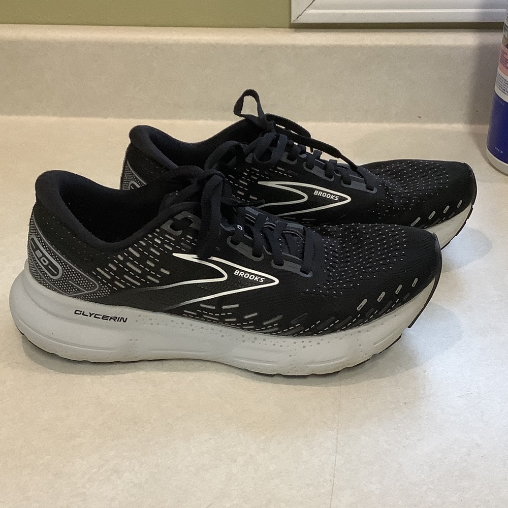 Brooks Women’s Black and Glycerin Sz 10.5